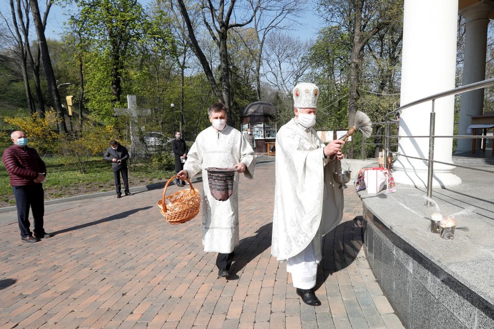 Hygienická opatření se na Ukrajině dodržují i během pravoslavných velikonočních oslav. (19. 4. 2020)