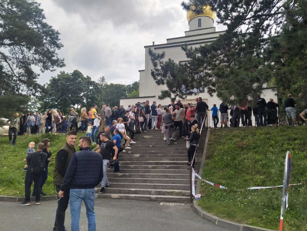 Pravoslavný duchovní Jozef Fejsak se zavřel v Brně do chrámu sv. Václava poté, co jej přijel odvolat biskup Izaiáš. Fejsakovi přišly vyslovit podporu desítky lidí.