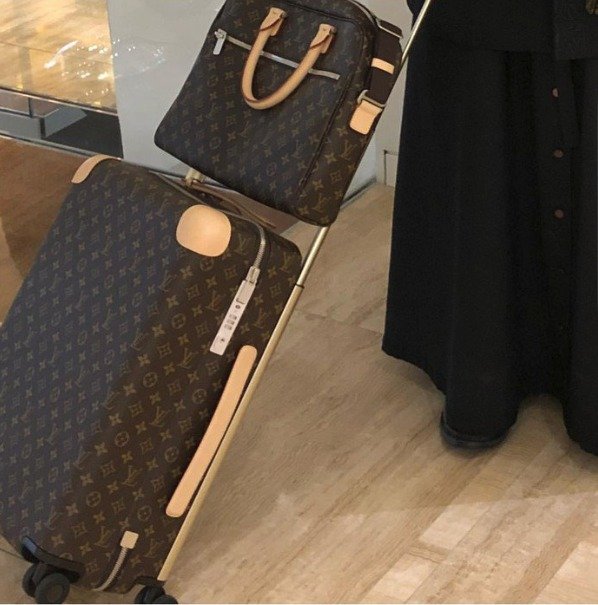 Pravoslavný pop Vjačeslac Baskakov má rád luxus, nejvíce mu imponují značky jako Louis Vuitton a Gucci.