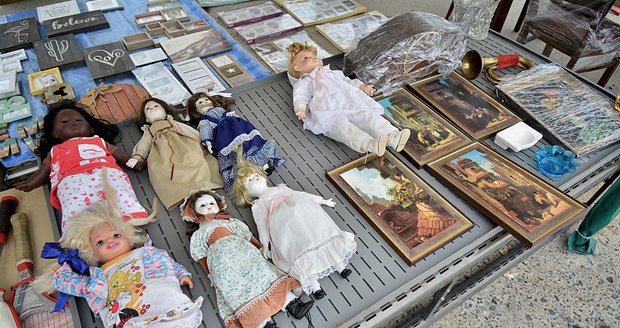 Pravý bleší trh na Nákladovém nádraží Žižkov každý týden od pondělí do pátku nabízí vetešnictví všeho druhu.