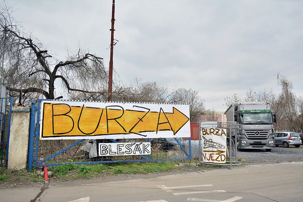 Pravý bleší trh na Nákladovém nádraží Žižkov každý týden od pondělí do pátku nabízí vetešnictví všeho druhu.