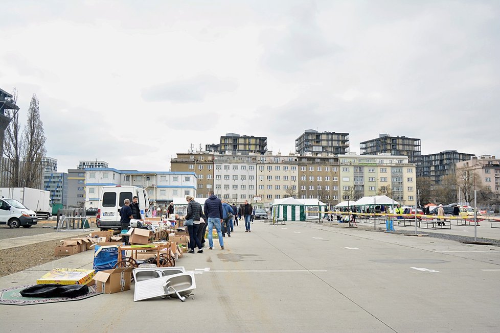 Pravý bleší trh na Nákladovém nádraží Žižkov každý týden od pondělí do pátku nabízí vetešnictví všeho druhu.