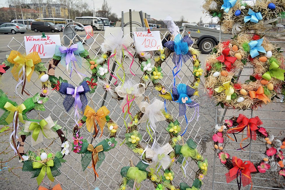 Pravý bleší trh na Nákladovém nádraží Žižkov každý týden od pondělí do pátku nabízí vetešnictví všeho druhu.