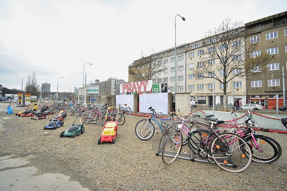 Pravý bleší trh na Nákladovém nádraží Žižkov každý týden od pondělí do pátku nabízí vetešnictví všeho druhu.