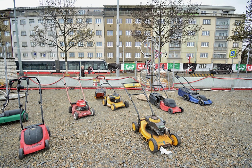 Pravý bleší trh na Nákladovém nádraží Žižkov každý týden od pondělí do pátku nabízí vetešnictví všeho druhu.