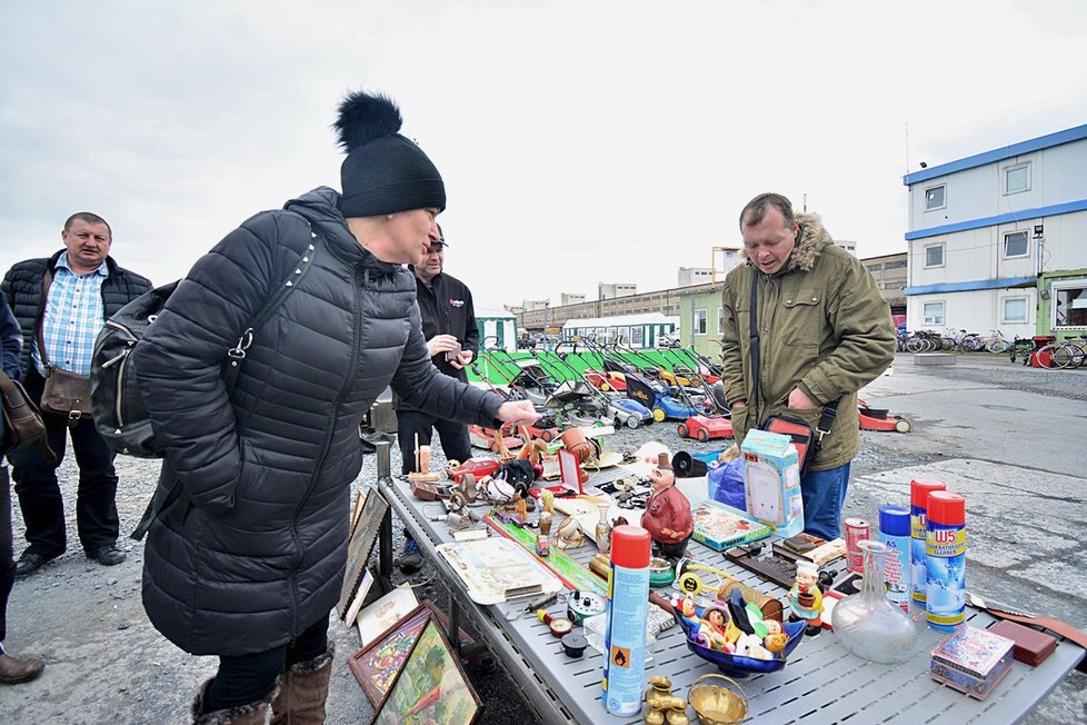 Pravý bleší trh na Nákladovém nádraží Žižkov každý týden od pondělí do pátku nabízí vetešnictví všeho druhu.