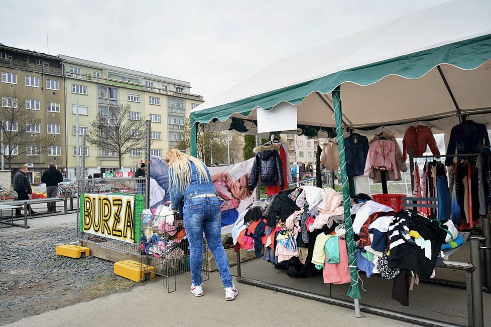 Pravý bleší trh na Nákladovém nádraží Žižkov každý týden od pondělí do pátku nabízí vetešnictví všeho druhu.