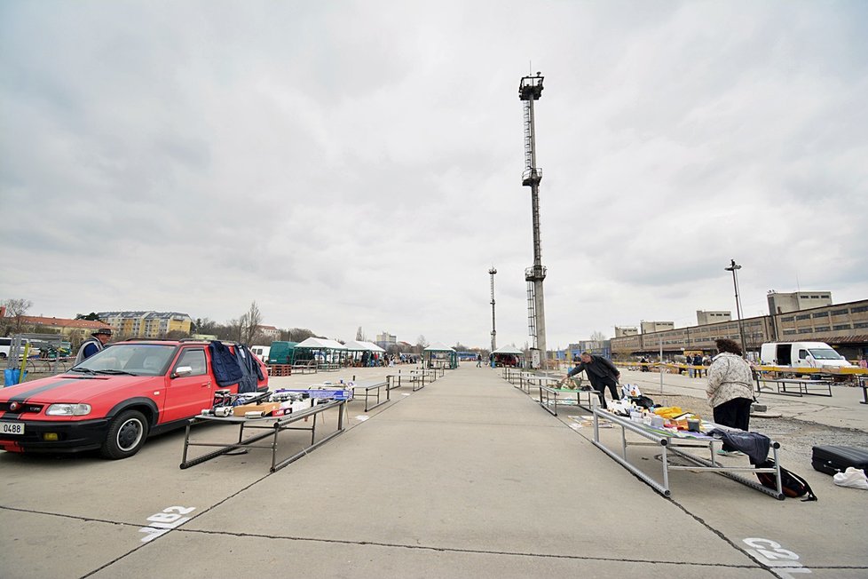 Pravý bleší trh na Nákladovém nádraží Žižkov každý týden od pondělí do pátku nabízí vetešnictví všeho druhu.