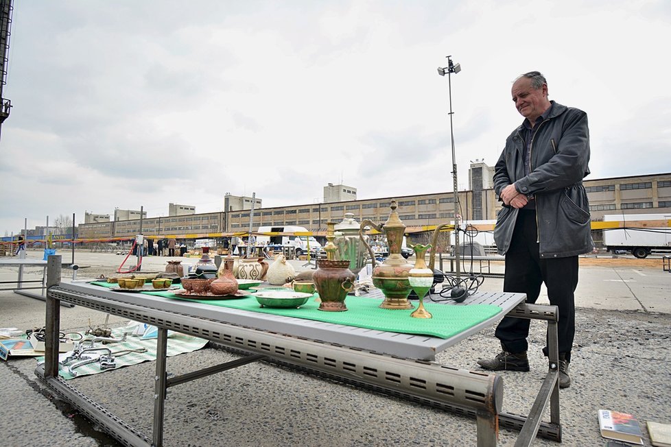 Pravý bleší trh na Nákladovém nádraží Žižkov každý týden od pondělí do pátku nabízí vetešnictví všeho druhu.