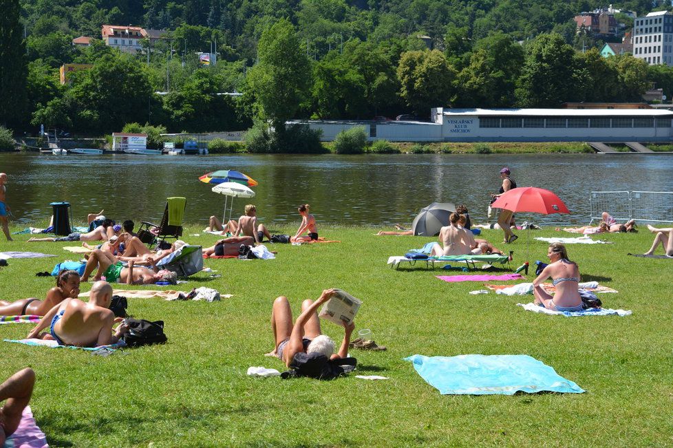 Tropické teploty přivedly Pražany k vodě.