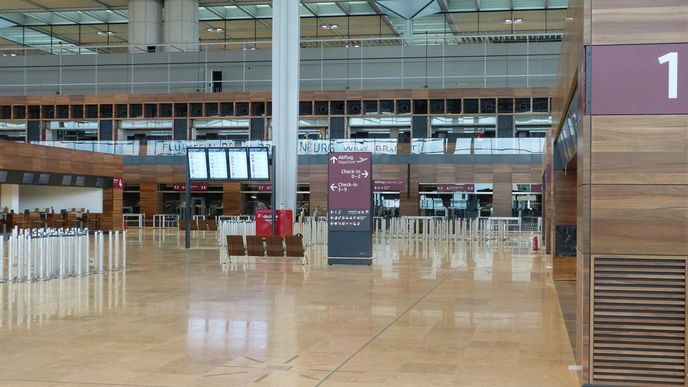 Prázdná odletová hala nového berlínského letiště