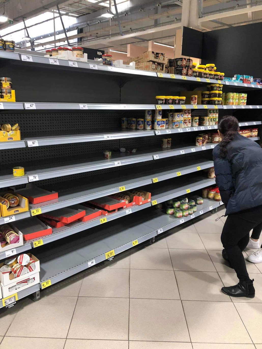 Nevhazujte do nákupního vozíku pytle těstovin a lahve kečupu, výjimečná situace si žádá výjimečnou přípravu. Sepište si seznam toho, co byste chtěli uvařit v následujícím týdnu, a s tímto seznamem vyrazte do obchodu