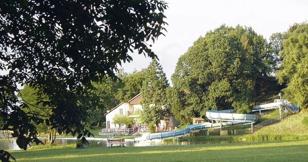 Koupaliště s toboganem je chloubou kempu