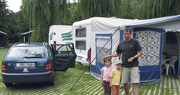 Panu Hylmarovi chybí v kempu snad jen dětské hřiště. Zato rekonstruované sprchy a WC si pochvaluje.