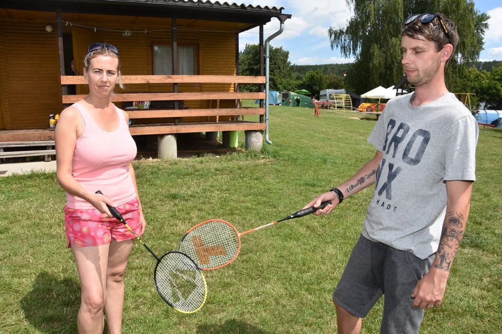 Koronavirové prázdniy v Česku. Místo k moři Češi vyrazili do kepmu Keramika u Hracholuské přehrady na Plzeňsku. (4. 7. 2020)