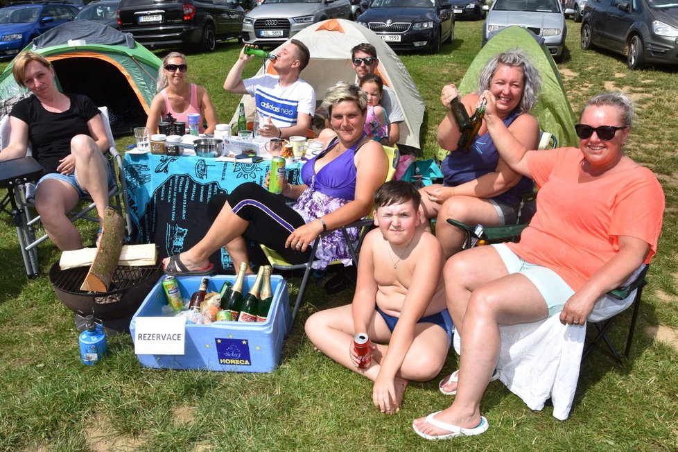 Koronavirové prázdniy v Česku. Místo k moři Češi vyrazili do kepmu Keramika u Hracholuské přehrady na Plzeňsku. (4. 7. 2020)