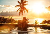 Letní láska v číslech. Jak velkou máte šanci najít si na dovolené životního partnera?
