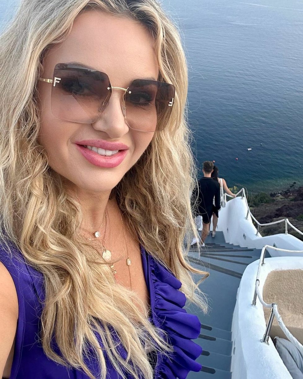Monika Babišová na Santorini