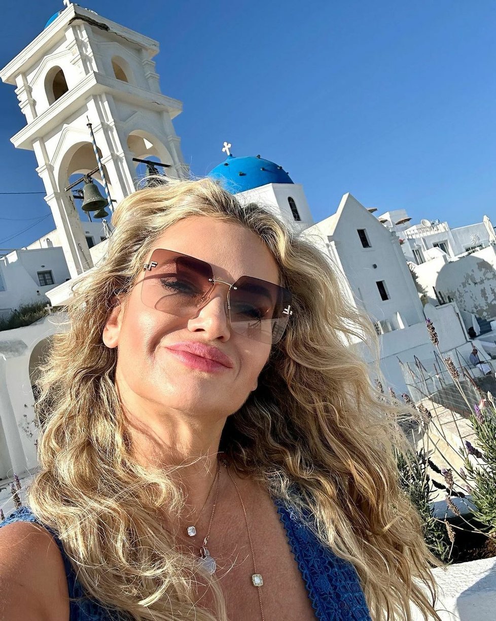 Monika Babišová na Santorini