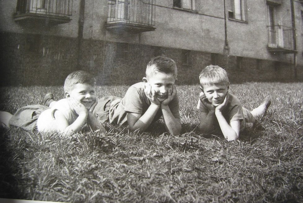 Prázdniny koncem 60. let. Povšimněte si tehdy velmi oblíbeného outfitu - trenýrky s kapsou a tričko s krátkým rukávem. Tato klukovská móda vydržela ještě dlouhé roky.