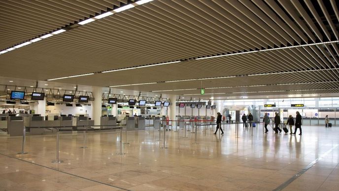 Prázdný letištní terminál bruselského mezinárodního letiště.