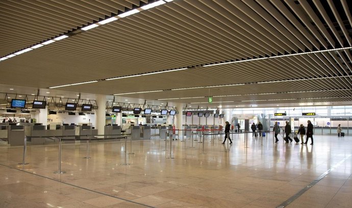 Prázdný letištní terminál bruselského mezinárodního letiště.