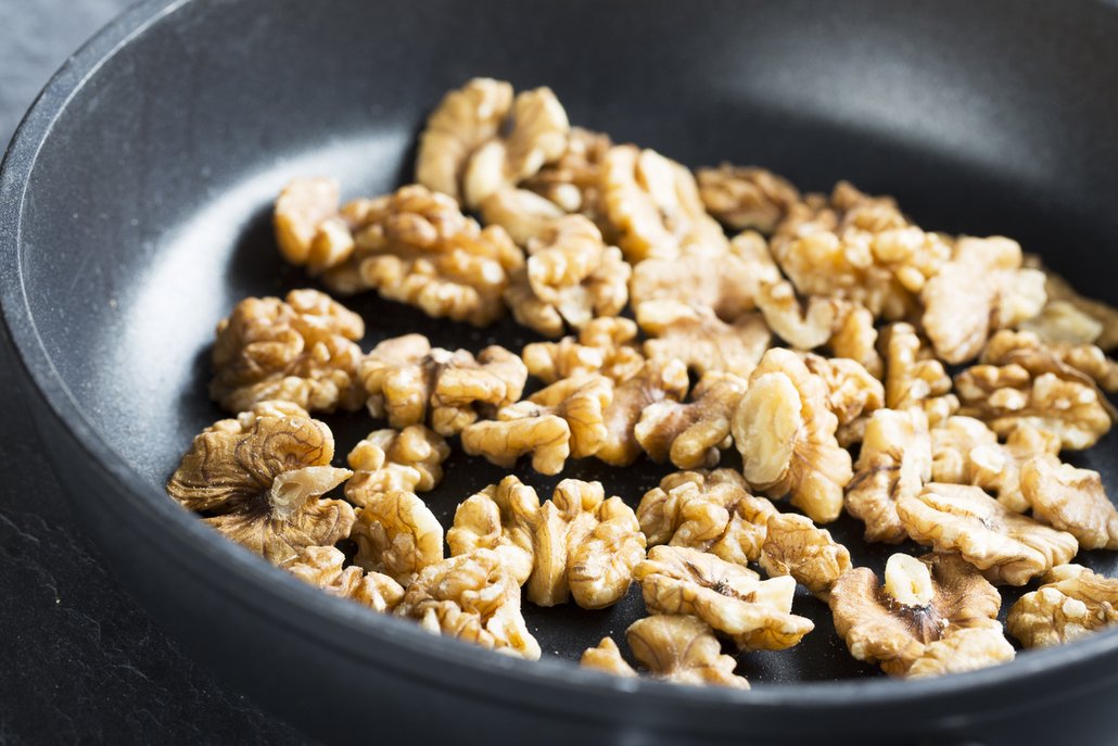 Aby byly ořechy křupavější, můžete je předem opražit nasucho na pánvi