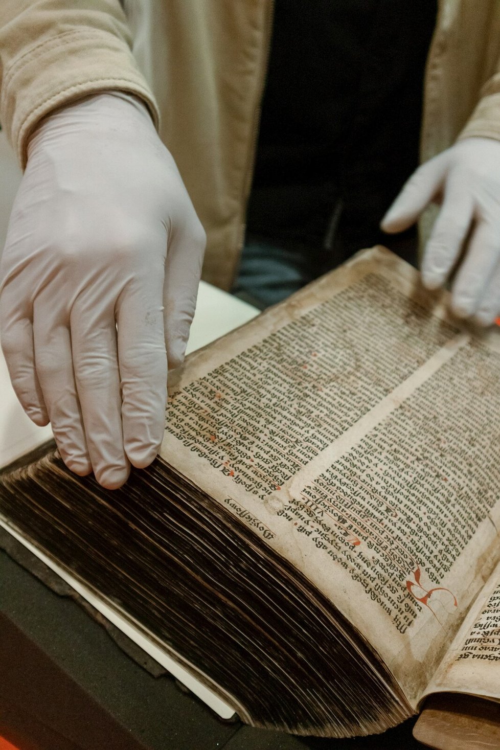 Restaurátoři odvedli skvělou práci. Výtisk Pražské bible z roku 1488 teď opět střeží v depozitáři filozofické fakulty Masarykovy univerzity.