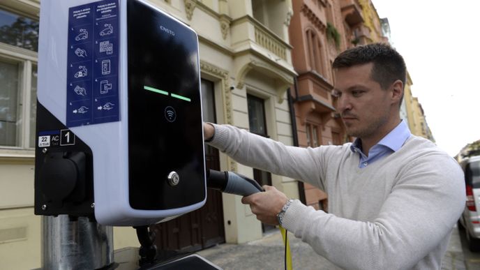 Pražská energetika v Praze na Vinohradech představila předloni projekt EV ready lamp. U sloupů veřejného osvětlení si lidé budou moci nabíjet elektromobily.
