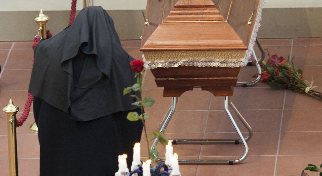 Řádová sestra pokleká před rakví s ostatky Václava Havla