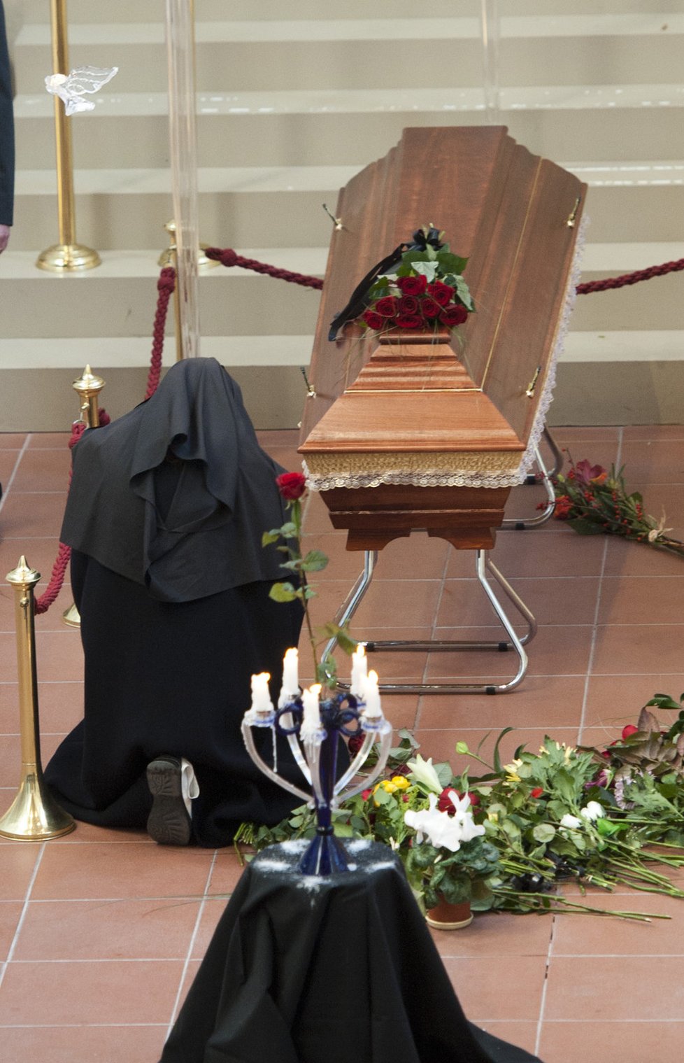 Řádová sestra pokleká před rakví s ostatky Václava Havla