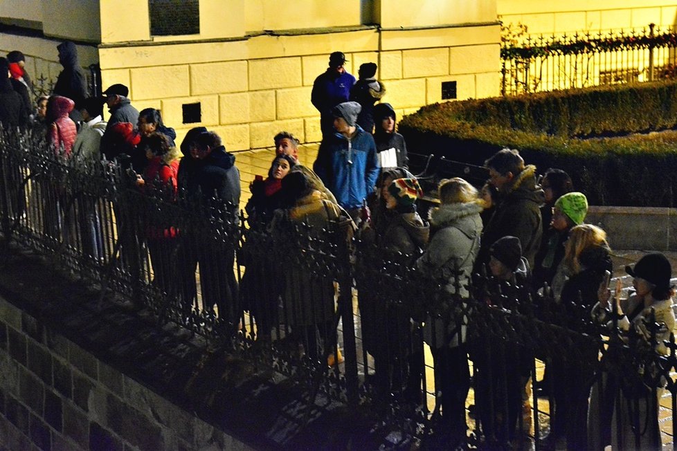 Pražská mobilní zvonohra se rozezněla 23. prosince na lodi u Karlova mostu.