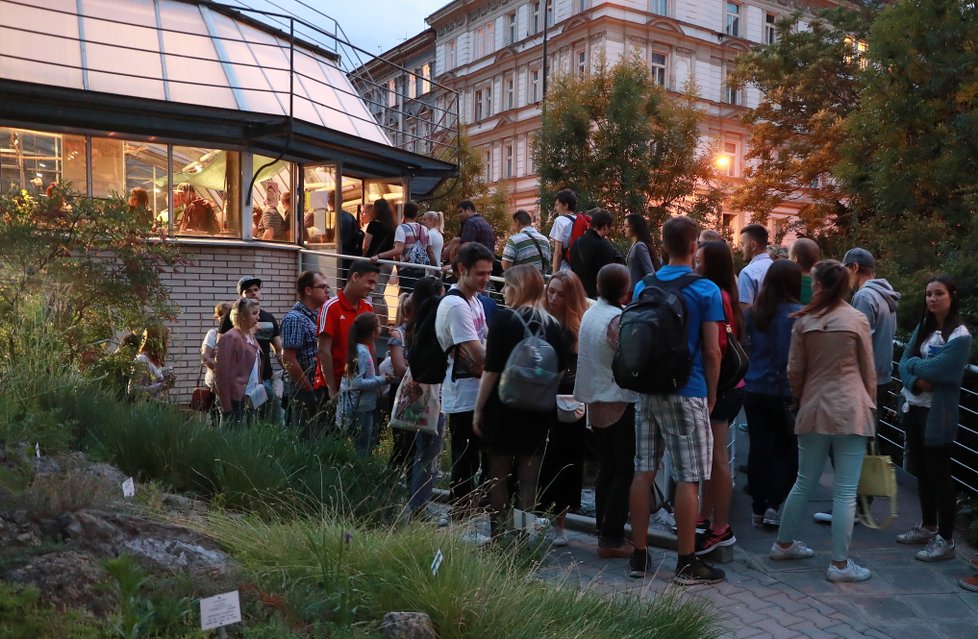 Během pražské muzejní noci se před objekty obvykle tvoří dlouhé fronty. Pořadatelé předloni evidovali 185 tisíc návštěv.