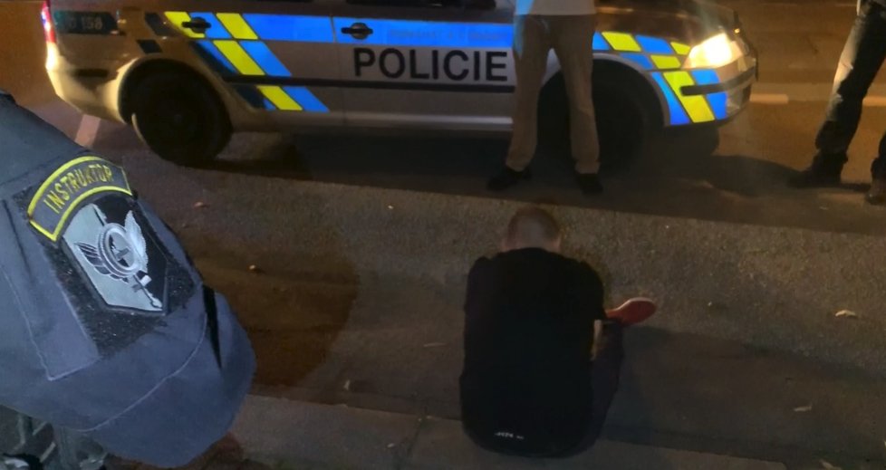 Policejní kontrola dvou mužů v autě v pražských Holešovicích