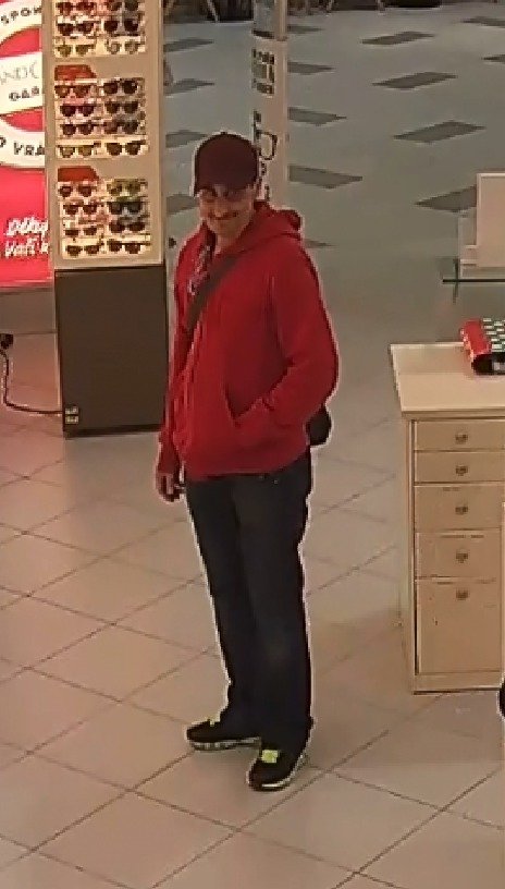 Zloděj v Letňanech ukradl sluneční brýle za téměř 6 tisíc korun.