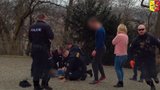 VIDEO: Kolaps muže v parku v Praze! Život mu zachránili policisté,  15 minut se ho snažili oživit 