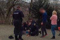 VIDEO: Kolaps muže v parku v Praze! Život mu zachránili policisté, 15 minut se ho snažili oživit