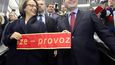 Pražská primátorka Adriana Krnáčová a premiér Bohuslav Sobotka při slavnostním otevření nových stanice linky metra A