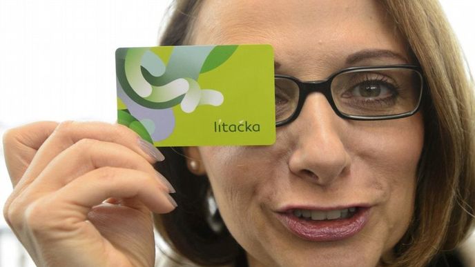 Pražská primátorka Adriana Krnáčová představila novou kartu pro MHD v Praze, která nahradí opencard a bude se jmenovat Lítačka.