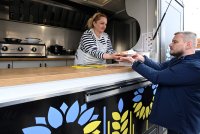 Uprchly před válkou na Ukrajině. Teď ženy vaří boršč ve food trucku v holešovické tržnici