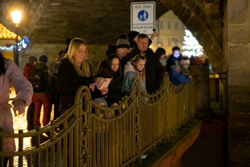 V centru Prahy uspořádala společnost Pražské Benátky ve spolupráci s Muzeem Karlova mostu tradiční akci Čerti na Čertovce.