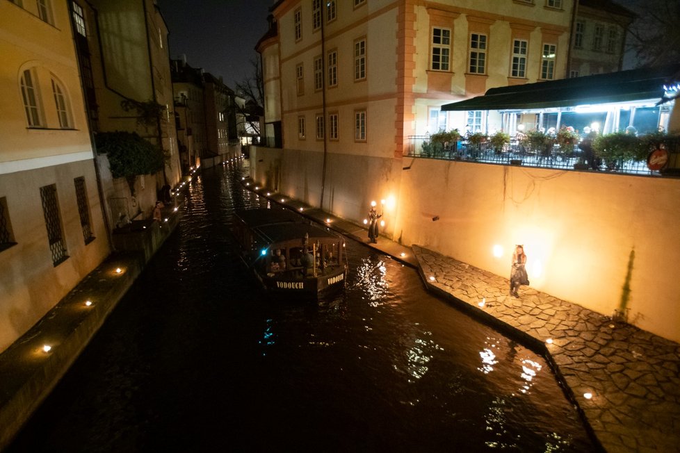 V centru Prahy uspořádala společnost Pražské Benátky ve spolupráci s Muzeem Karlova mostu tradiční akci Čerti na Čertovce.