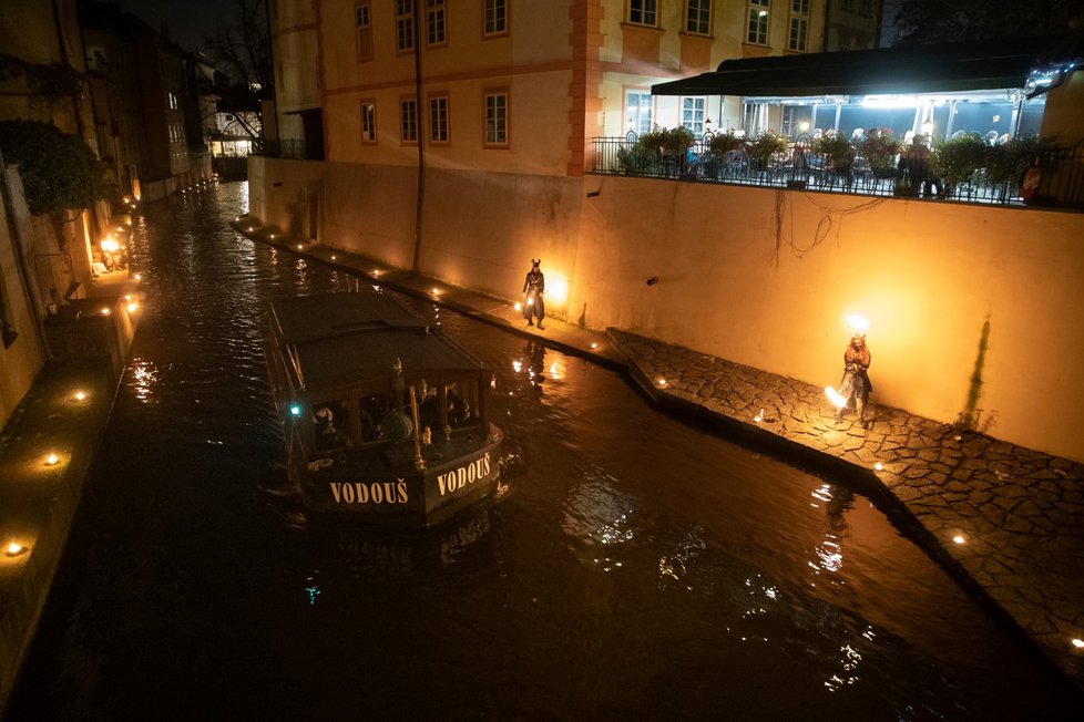 V centru Prahy uspořádala společnost Pražské Benátky ve spolupráci s Muzeem Karlova mostu tradiční akci Čerti na Čertovce.