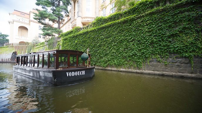 Dřevěné čluny typu Vodouch návštěvníky svezou po Vltavě