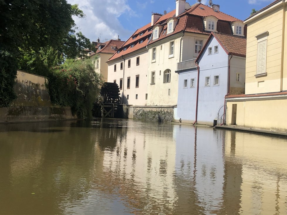 Čertovka. K jejímu názvu se váže mnoho pověstí a legend a dodnes nikdo přesně neví, jak své jméno získala