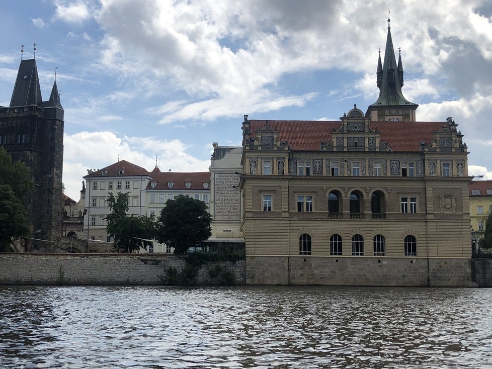 Bývalá vodárenská věž (se zelenou střechou) a Novotného lávka