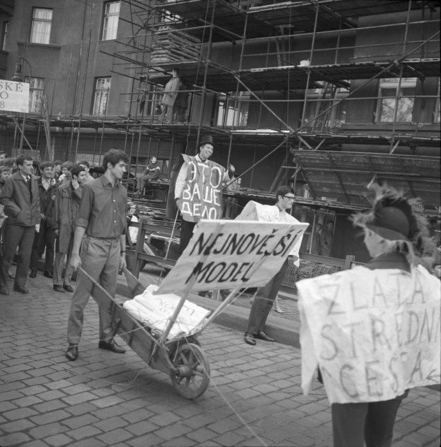 Demonstrace v Praze během pražského jara roku 1968.