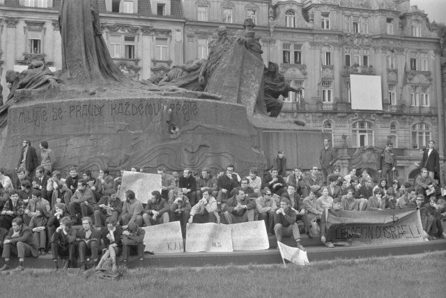 Demonstrace v Praze během pražského jara roku 1968.