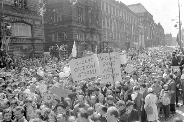 Demonstrace v Praze během pražského jara roku 1968.