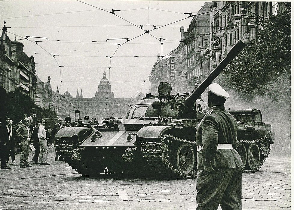 Sovětské tanky na Václavském náměstí v Praze, v pozadí budova Národního muzea.